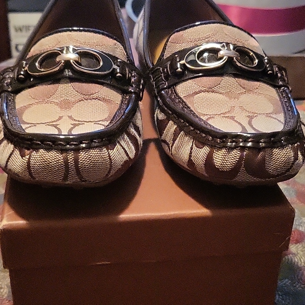 Coach mocha & tan signature moccasins w/ brown patent leather trim/metal emblem - Picture 5 of 10